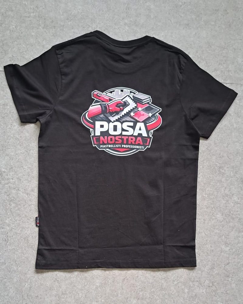 T-shirt da lavoro nera con stampa grande formato sul retro per Posa Nostra, piastrellisti professionisti